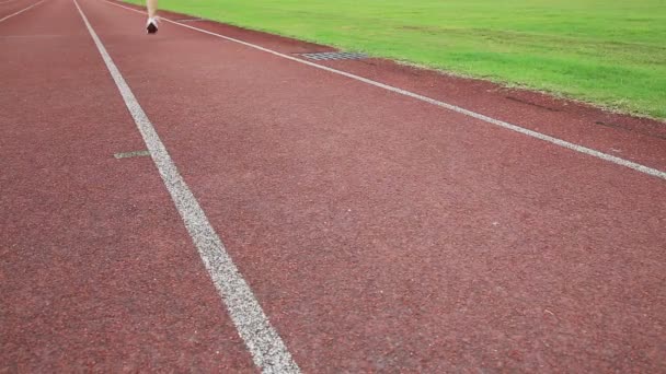 Vrouwelijke atleet gelijkmakende schoenveter — Stockvideo