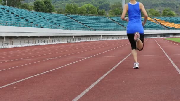 Fitness feminino na pista do estádio — Vídeo de Stock