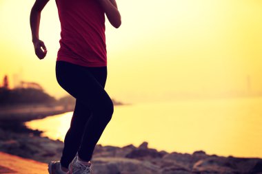 Deniz kenarında çalışan kadın