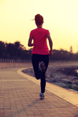 Deniz kenarında çalışan kadın