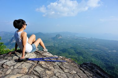 Dağ tepe üzerinde kadın uzun yürüyüşe çıkan kimse