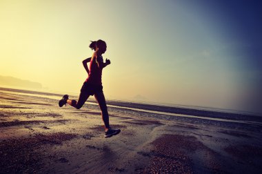 Plajı'nda kadın çalışan siluet