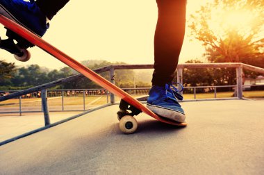 Kaykaycı ayak üzerinde paten