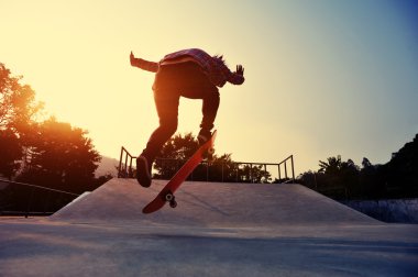 Kaykaycı ayak üzerinde paten