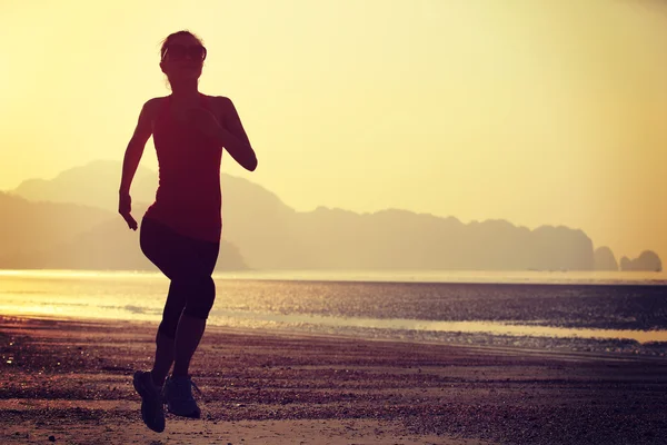 Жіночий силует бігу на пляжі — стокове фото