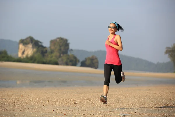 Healthy woman running at beach — Stock Photo, Image