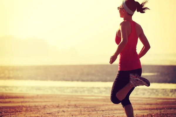 Mujer corriendo a la orilla del mar —  Fotos de Stock