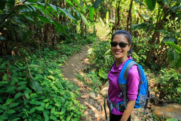 Jeune femme randonneuse en forêt — Photo