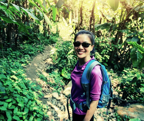 Jeune femme randonneuse en forêt — Photo