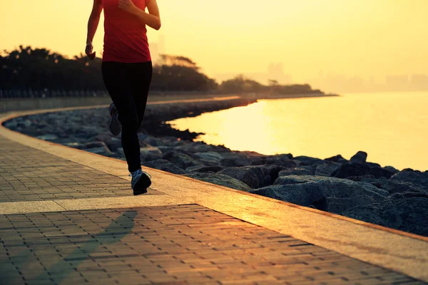 Mujer corriendo a la orilla del mar —  Fotos de Stock