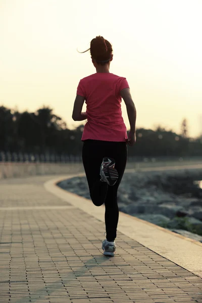 Woman running at seaside — Stock Photo, Image