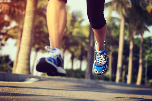 Female running at tropical park — Stock Photo, Image