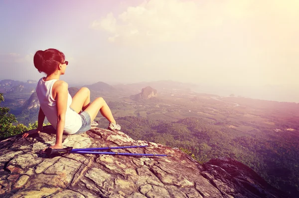 Mujer excursionista en pico de montaña — Foto de Stock