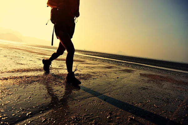 Perempuan menjalankan siluet di pantai — Stok Foto