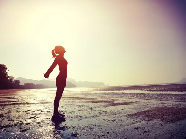 Yoga mulher exercitando-se na praia — Fotografia de Stock