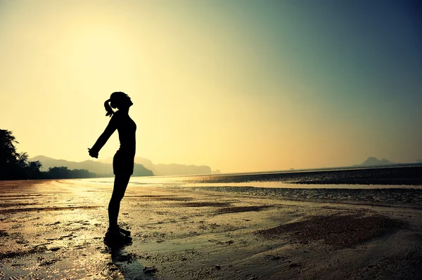Йога-женщина, занимающаяся на пляже — стоковое фото