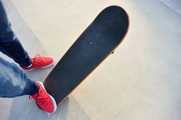 Skateboarder legs on skate — Stock Photo, Image