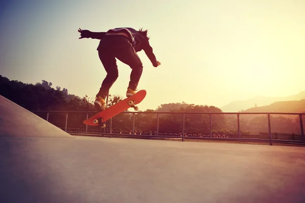 Skateboarder benen op skate — Stockfoto