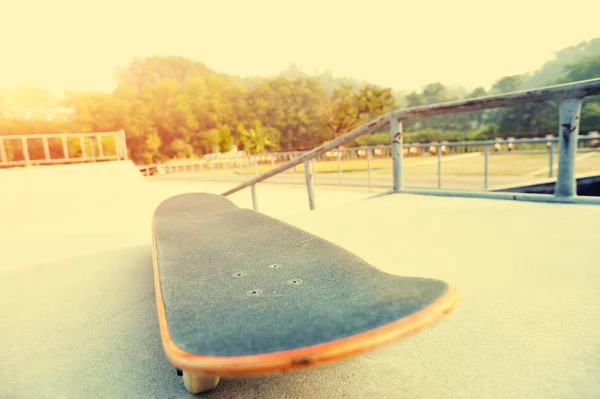 Skateboard im städtischen Skatepark — Stockfoto