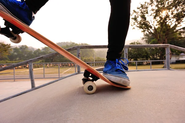 Skateboarder legs on skate — Stock Photo, Image