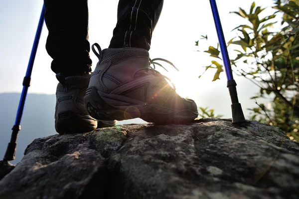 Senderista femenina en la cima de la montaña — Foto de Stock