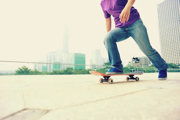 Skateboarder benen op skate — Stockfoto