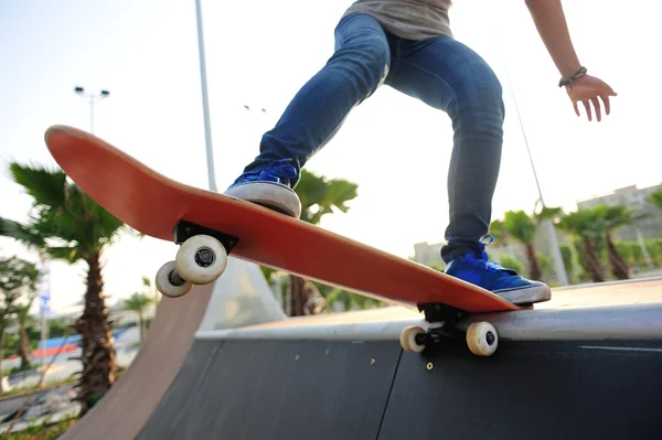 Skater nogi na skate — Zdjęcie stockowe