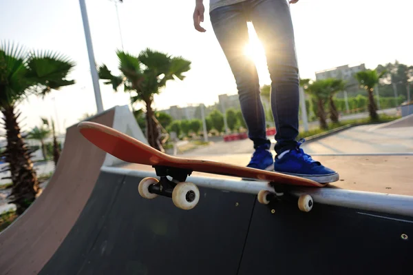 Skateboarder benen op skate — Stockfoto