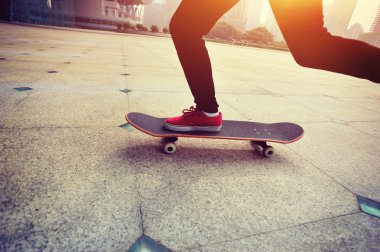 Bayan kaykaycı kaykay