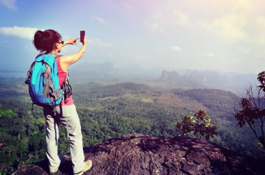 Kadın uzun yürüyüşe çıkan kimse alarak resim smartphone cep telefonu ile