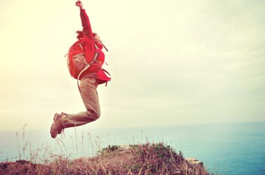 Tezahürat kadın uzun yürüyüşe çıkan kimse atlama