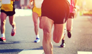 Yolda çalışan maraton sporcular bacaklar