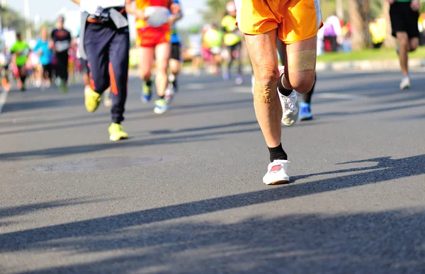 Maraton sportowców nogi na drodze — Zdjęcie stockowe