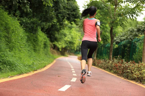 Fitness vrouw op de vlucht — Stockfoto