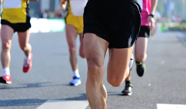 Maratón atletas piernas corriendo en la carretera —  Fotos de Stock