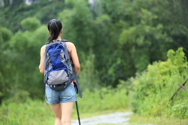 Female hiking on trail — Stock Photo, Image