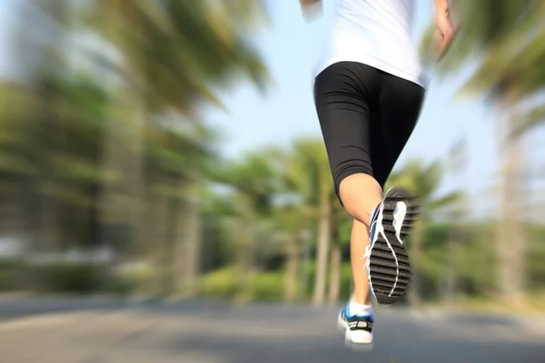 Atleta corredor corriendo en el parque tropical — Foto de Stock