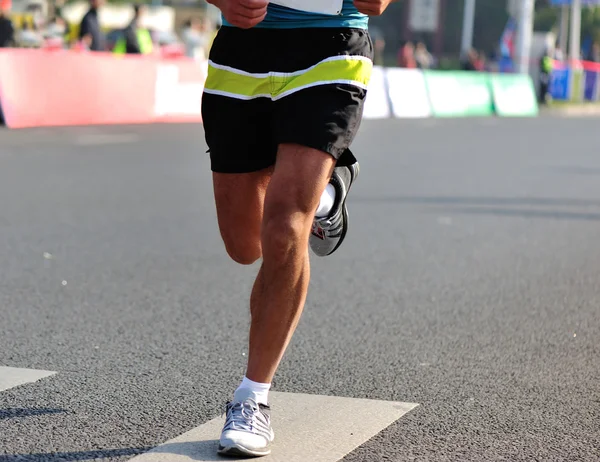 Maratón atleta piernas corriendo en carretera —  Fotos de Stock
