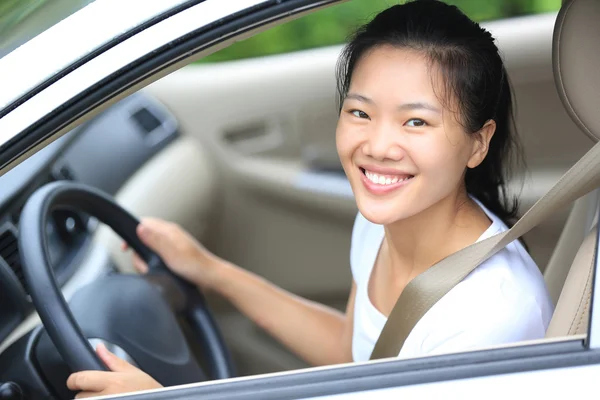 Asijské žena řízení auto — Stock fotografie