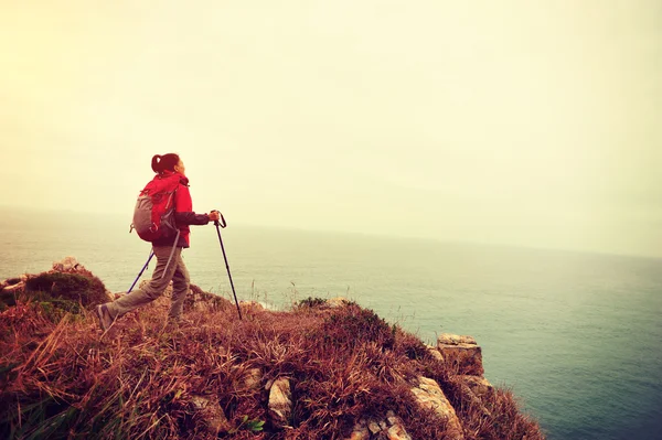 Senderismo de mujer en sendero costero — Foto de Stock