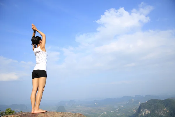Aziatische vrouw praktijk yoga — Stockfoto