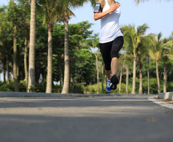 Runner atleet draait op tropische park — Stockfoto