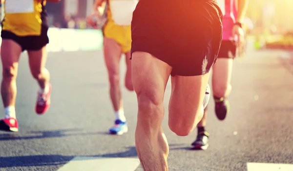 Ноги марафонцев бегут по дороге — стоковое фото