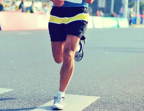 Marathon idrottsman ben kör på väg — Stockfoto