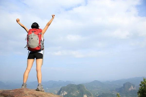 Woman with open arms at mountain — Stock Photo, Image