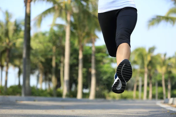 Atleta corredor correndo no parque tropical — Fotografia de Stock