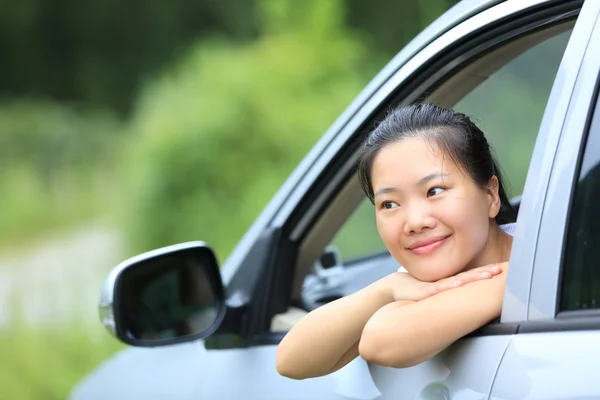 Азиатка в машине — стоковое фото