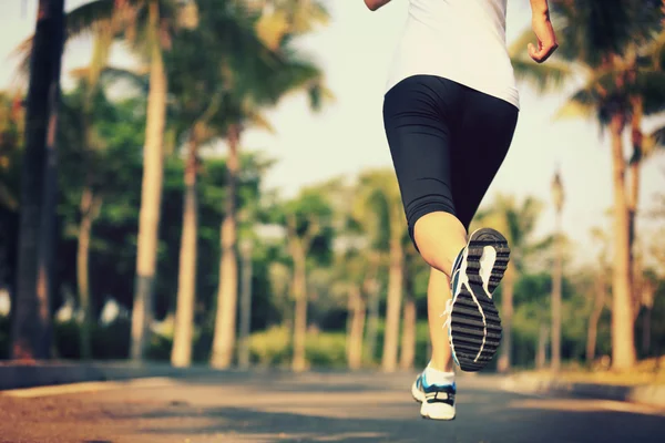 Atleta corredor corriendo en el parque tropical —  Fotos de Stock