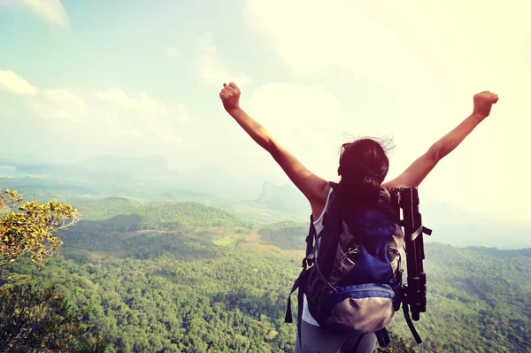 Mujer con los brazos abiertos en la montaña — Foto de Stock