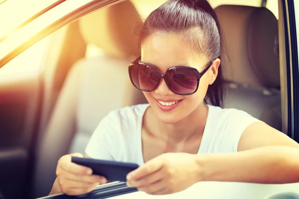 Young female using smartphone — Stock Photo, Image